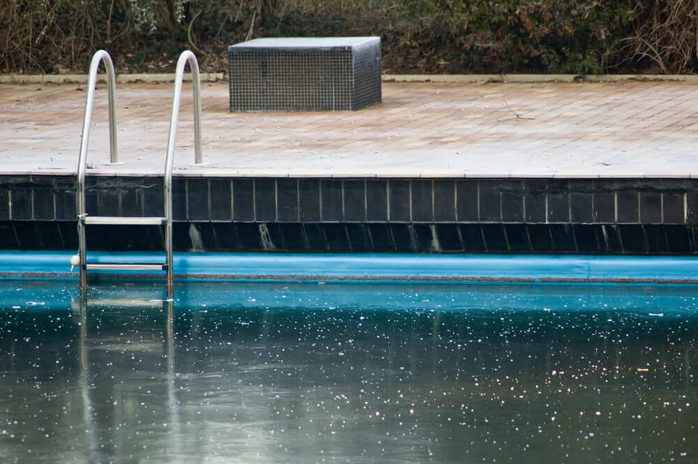 Pool im Winter