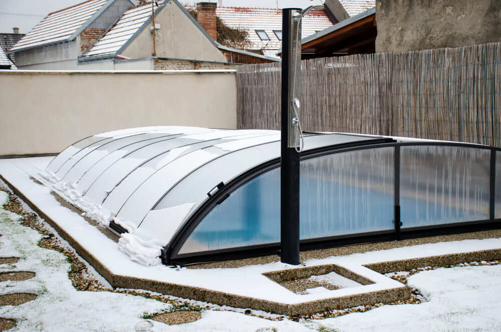 Poolabdeckung im Winter