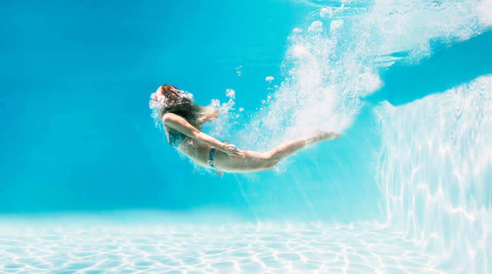 frau im pool