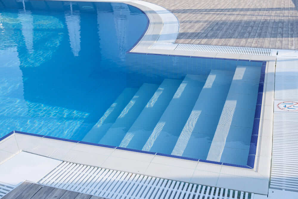 Treppe zum Pool