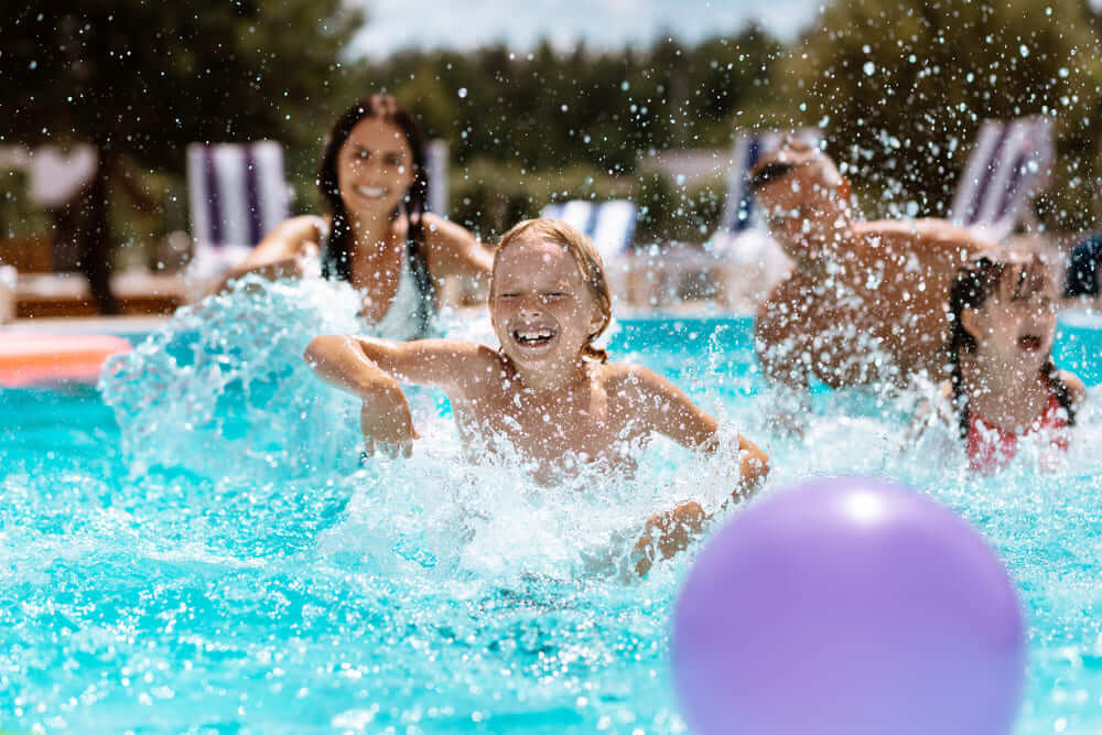 kinder im Pool