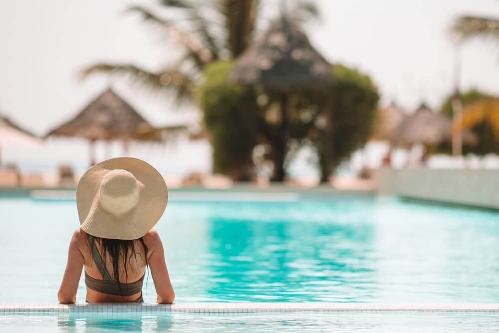 Frau im Pool